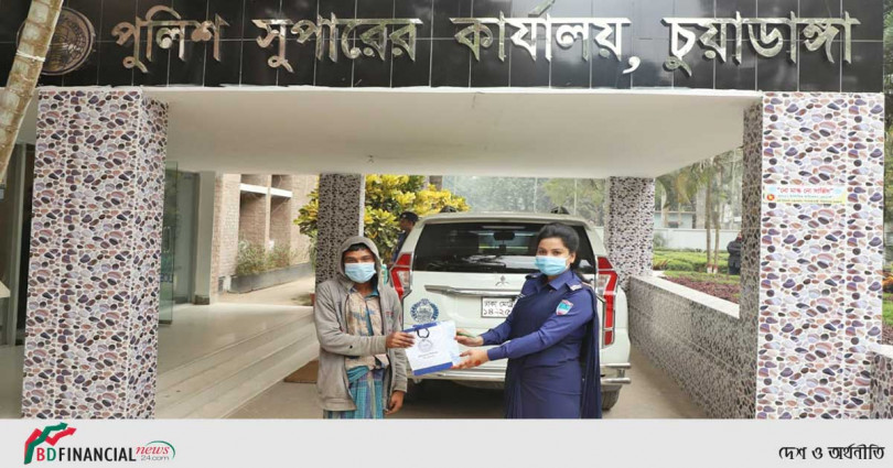 অসহায় লাকি খাতুন এর ছেলে সবুজ’কে ঔষধ প্রদান করলেন মানিবক পুলিশ সুপার, চুয়াডাঙ্গা