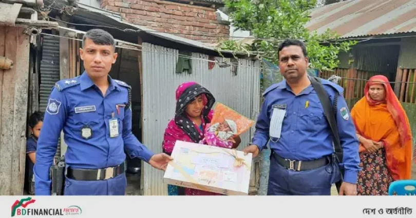 চুয়াডাঙ্গা জেলা পুলিশের পক্ষ থেকে সদ্য ভূমিষ্ঠ ১৩ (তের) টি কন্যা শিশুর পরিবারকে পাঠানো হলো ফুল ও নতুন পোশাক