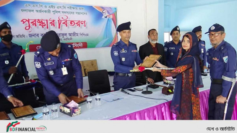 পুলিশ সদস্যদের কৃতি শিক্ষার্থীদের সংবর্ধনা প্রদান