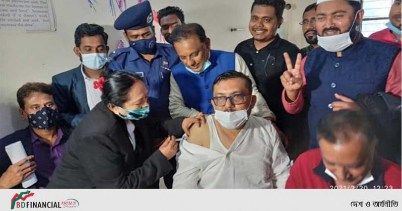 কোভিড-১৯ টিকা নিলেন এমপি নূরুন্নবী চৌধুরী শাওন