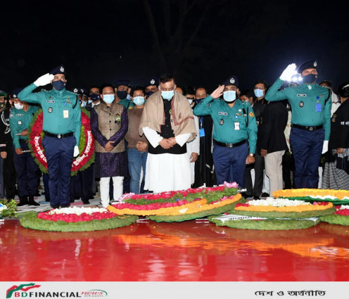 ভাষা শহীদদের প্রতি পুষ্পস্তবক অর্পণ করলেন স্বরাষ্ট্রমন্ত্রীর