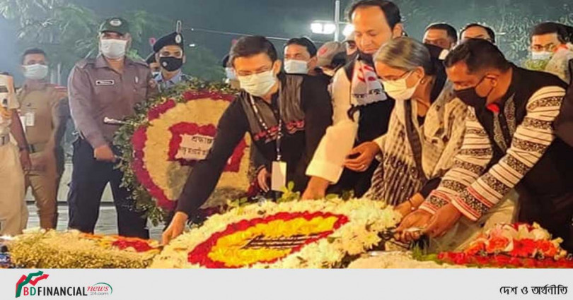 মহান ২১শের প্রথম প্রহরে কেন্দ্রীয় শহিদ মিনার এ পুষ্পস্তবক অর্পণ করেন শিক্ষামন্ত্রী