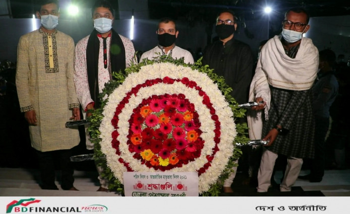 শহীদ মিনারে পুষ্পস্তবক অর্পনের মধ্য দিয়ে দিবসের কর্মসূচী শুরু করলেন নওগাঁর জেলা প্রশাসক