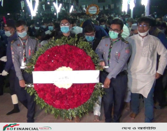 জয়পুরহাটে শহীদ দিবস ও আন্তর্জাতিক মাতৃভাষা দিবসের প্রথম প্রহরে পুষ্পস্তবক অর্পণ করেন জেলা প্রশাসক