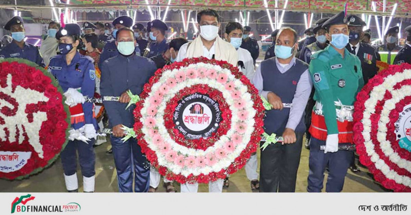 একুশের প্রথম প্রহরে রংপুর জেলা প্রশাসনের পক্ষ থেকে শহীদদের প্রতি শ্রদ্ধা নিবেদন