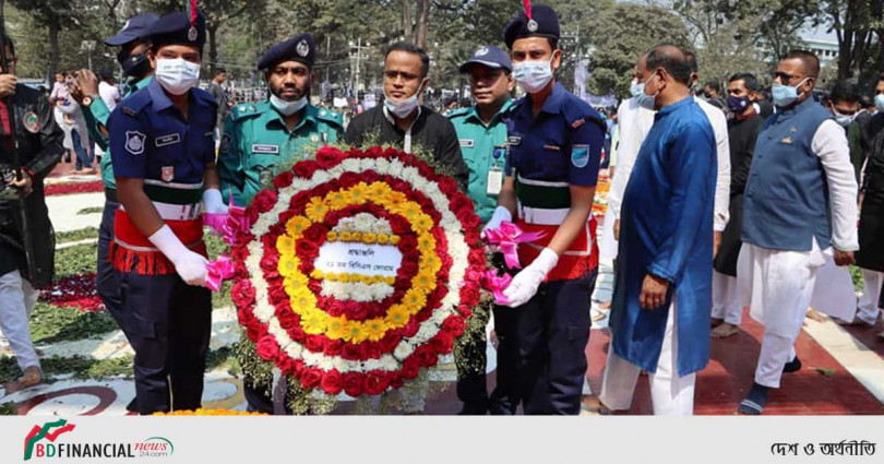 মহান শহীদ দিবস উপলক্ষে ঢাকা জেলা পুলিশের পক্ষ থেকে শহীদ মিনারে পুষ্পস্তবক অর্পন