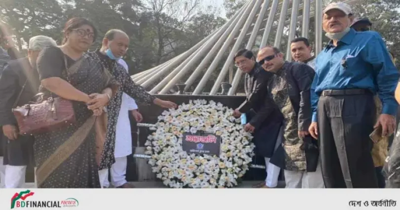 অফিসার্স ক্লাবের পক্ষ থেকে পুস্পস্তবক অর্পণ