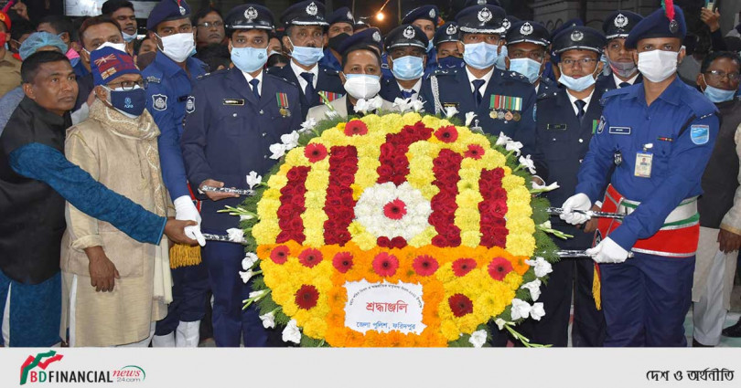 মহান শহীদ দিবস ও আন্তর্জাতিক মাতৃভাষা দিবসে ফরিদপুর জেলা পুলিশের পক্ষ থেকে পুষ্পস্তবক অর্পণ