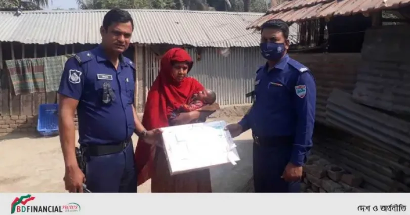 জেলা পুলিশের পক্ষ থেকে সদ্য ভূমিষ্ঠ ১৮ (আঠারো) টি কন্যা শিশুর পরিবারকে পাঠানো হলো ফুল ও নতুন পোশাক