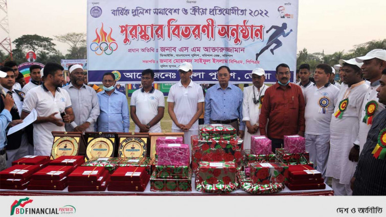 রেঞ্জ ডিআইজির বার্ষিক পুলিশ সমাবেশ ও ক্রীড়া প্রতিযোগিতায় অভিবাদন গ্রহন