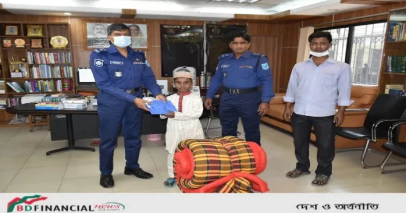 ফরিদপুরের পুলিশ সুপার ছাত্রদের চাহিদা অনুযায়ী বই ,স্কুলড্রেস ও অন্যান্য শিক্ষা সামগ্রী তুলে দিলেন