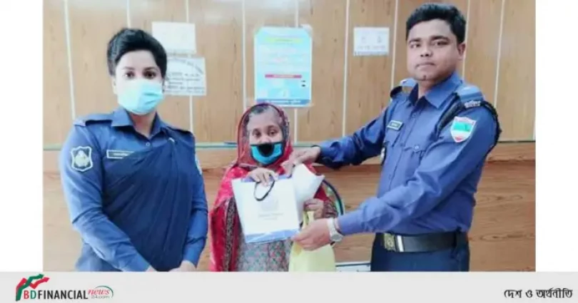চুয়াডাঙ্গার পুলিশ সুপার অসহায়কে মায়ের সম্মানে কাছে টেনে নিলেন, কিনে দিলেন প্রয়োজনীয় ঔষধ