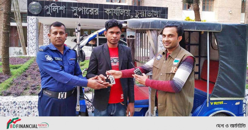 চুয়াডাঙ্গা পুলিশ সুপারের প্রত্যক্ষ হস্তক্ষেপে ইজিবাইক উদ্ধার পূর্বক হস্তান্তর