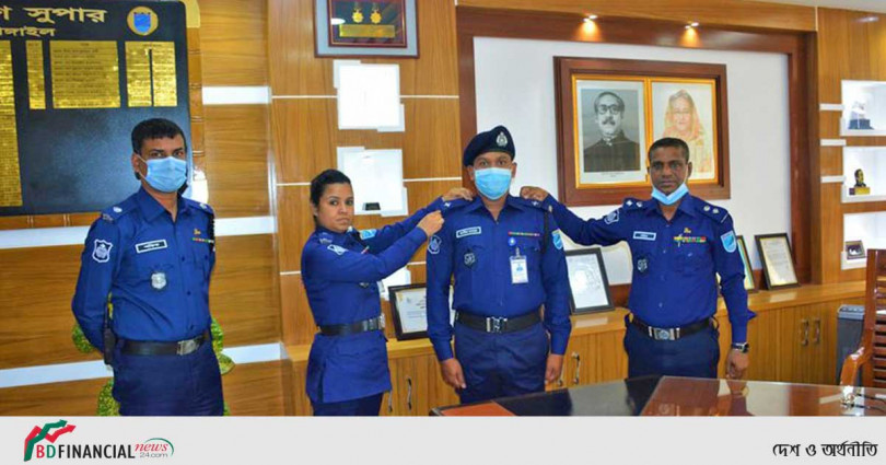 পদোন্নতি প্রাপ্ত পুলিশ সদস্যকে Rank Badge পরালেন পুলিশ সুপার, টাঙ্গাইল