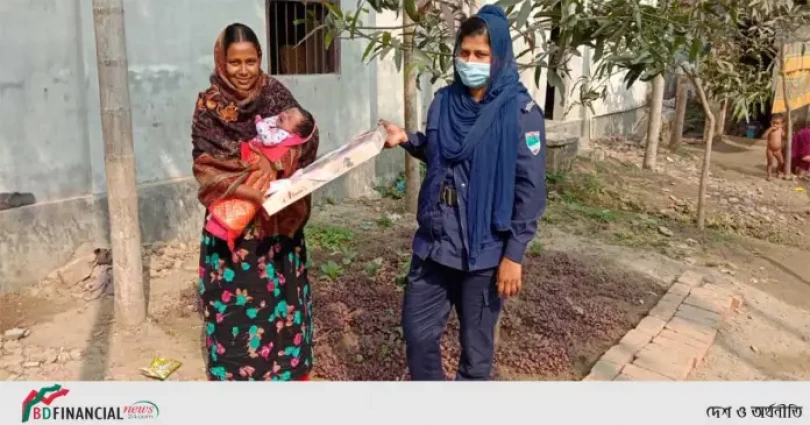 জেলা পুলিশের পক্ষ থেকে সদ্য ভূমিষ্ঠ ১২ (বার) টি কন্যা শিশুর পরিবারকে পাঠানো হলো ফুল ও নতুন পোশাক