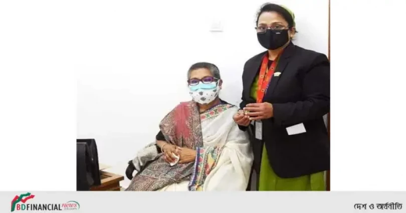 করোনার টিকা নিলেন শেখ রেহানা