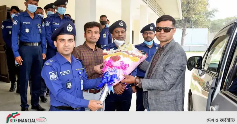 কুষ্টিয়া জেলার নবাগত পুলিশ সুপারকে ফুলের তোড়া দিয়ে অভিনন্দন ও শুভেচ্ছা