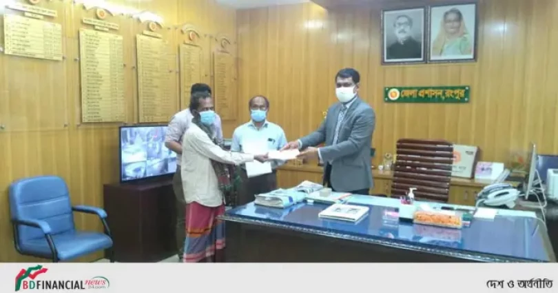 কেন্দ্রীয় যাকাত ফান্ড থেকে আর্থিক অনুদানের চেক বিতরণ করলেন জেলা প্রশাসক রংপুর
