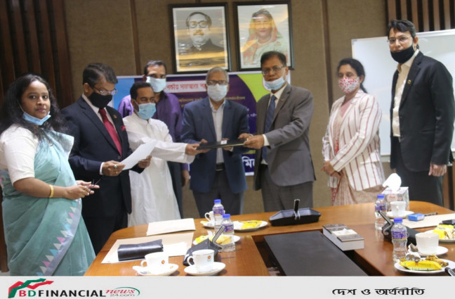 পাবলিক বিশ্ববিদ্যালয়ের শিক্ষক-কর্মচারীদের গৃহ নির্মাণ ঋণ প্রদানে সোনালী ব্যাংকের সাথে ত্রিপক্ষীয় চুক্তি