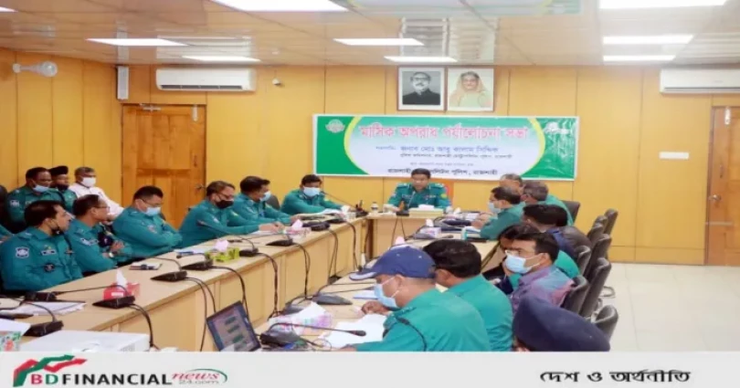 আরএমপি কমিশনার আবু কালাম সিদ্দিক শ্রেষ্ঠ অফিসার ফোর্সদের হাতে সম্মাননা স্মারক তুলে দিলেন