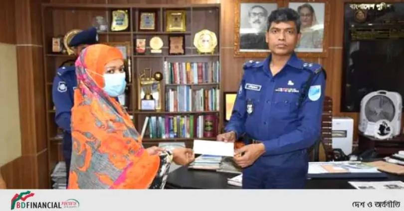 ক্যান্সার আক্রান্ত কনস্টেবল এর চিকিৎসা সহায়তার জন্য ২ লক্ষ টাকার চেক তুলে দিলেন ফরিদপুরের পুলিশ সুপার