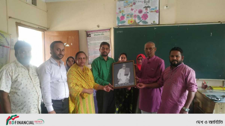 মাধবপুরে বিদ্যালয়ে ভূমিদাতার ছবি অনুষ্ঠানিকভাবে টাঙানো