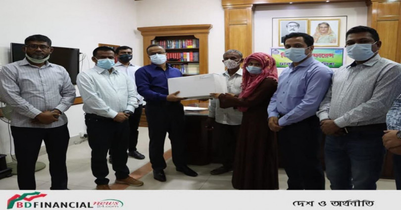 পুলিশ মেমোরিয়াল ডে-২০২১ উপলক্ষে আইজিপির উপহার বিতরণ করলেন ঢাকা জেলার পুলিশ সুপার