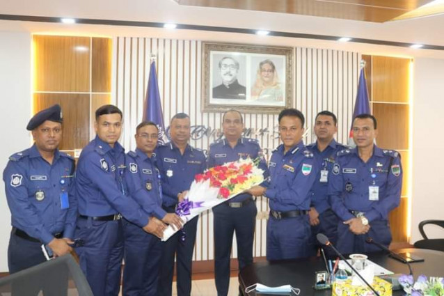 অতিরিক্ত ডিআইজি ,  বাগেরহাট, নড়াইল ও কুষ্টিয়া জেলায় সদ্য যোগদানকৃত এসপিদের ফুলেল শুভেচ্ছা জানালেন  খুুুুলনা রেঞ্জ এর ডিআইজি