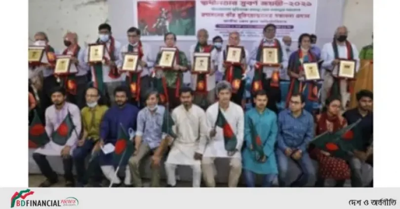 মার্চের প্রথম দিনে ১০ জন বীর মুক্তিযোদ্ধার হাতে জাতীয় পতাকা তুলে দিয়ে এবং উত্তরীয় পরিয়ে সন্মাননা প্রদান