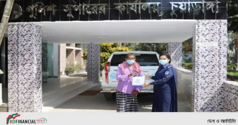 অসহায় আব্দুল গণি মিয়া’কে ঔষধ পাঠালেন চুয়াডাঙ্গার পুলিশ সুপার