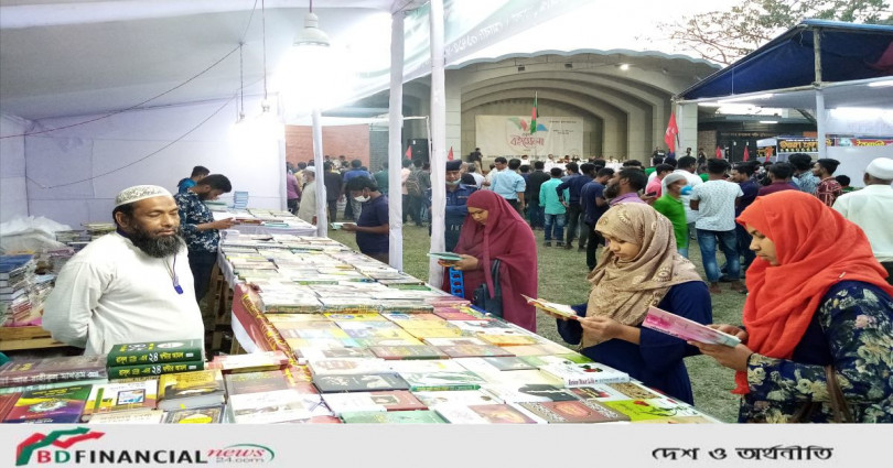 পাবনায় বই প্রেমীদের ভীড়ে প্রাণবন্ত বই মেলা