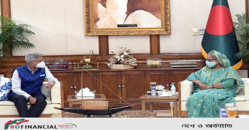 ভারতের পররাষ্ট্রমন্ত্রী প্রধানমন্ত্রী শেখ হাসিনাকে বাবার লেখা দুটি বই উপহার দিলেন