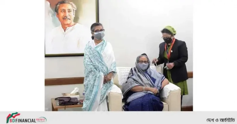 করোনার টিকা নিলেন প্রধানমন্ত্রী শেখ হাসিনা