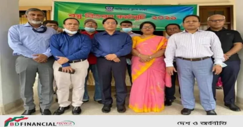 অফিসার্স ক্লাব ঢাকার উদ্যোগে দুস্থ্যদের মাঝে বস্ত্র বিতরন