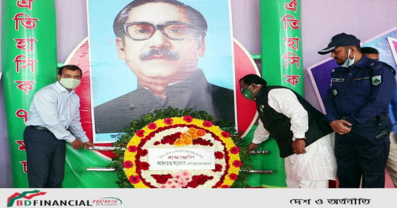 নওগাঁয় জাতির পিতার প্রতিকৃতিতে খাদ্যমন্ত্রীর শ্রদ্ধা