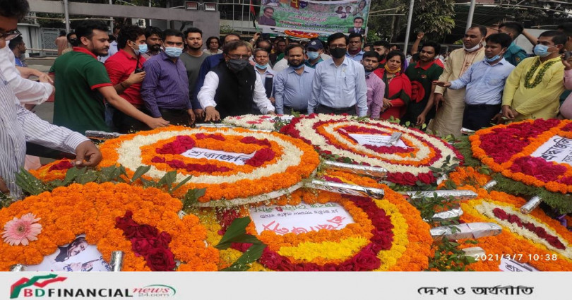 বঙ্গবন্ধুর প্রতিকৃতিতে সংস্কৃতি প্রতিমন্ত্রী ও সচিবের শ্রদ্ধা নিবেদন