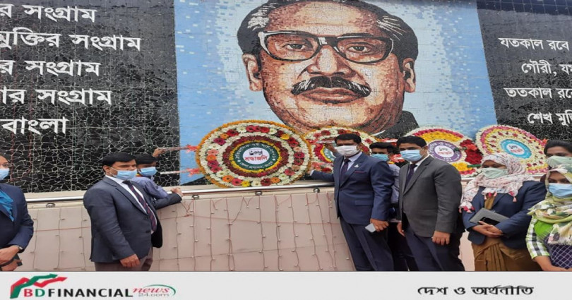 axরংপুরে ঐতিহাসিক ৭ই মার্চ উপলক্ষে বঙ্গবন্ধুর ম্যুরালে পুষ্পস্তবক অর্পণ