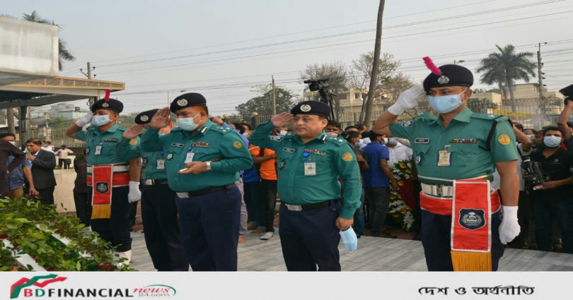 ঐতিহাসিক ৭ই মার্চ উপলক্ষে বঙ্গবন্ধু স্মৃতি ভাষ্কর্যে পুষ্পস্তবক অর্পণ করলেন কেএমপি কমিশনার