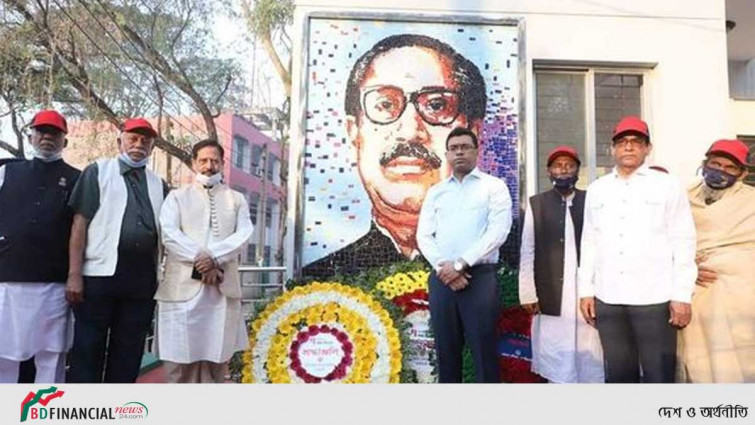 বঙ্গবন্ধুর প্রতিকৃতিতে নরসিংদী জেলা প্রশাসকের পুষ্পস্তবক অর্পণ