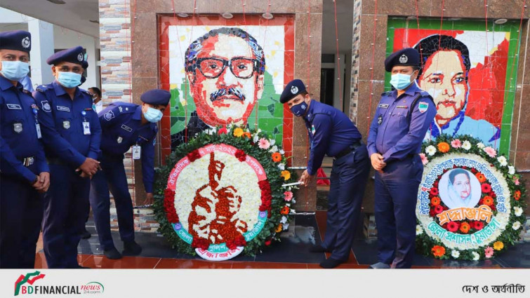 ঐতিহাসিক ৭ই মার্চ উদযাপনে বঙ্গবন্ধুর ভাস্কার্যে চুয়াডাঙ্গা পুলিশের পুস্পস্তাবক অর্পন