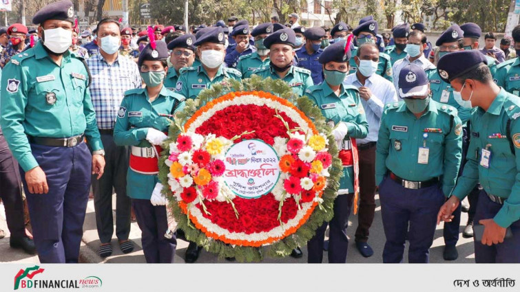 ঐতিহাসিক ৭ মার্চ উদযাপনে বঙ্গবন্ধুর  প্রতিকৃতিতে বিএমপি'র শ্রদ্ধা নিবেদন