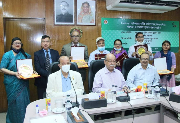শিল্প মন্ত্রণালয়ে ২০১৯-২০২০ অর্থবছরে বার্ষিক কর্মসম্পাদন চুক্তি বাস্তবায়ন ও শুদ্ধাচার পুরস্কার প্রদান