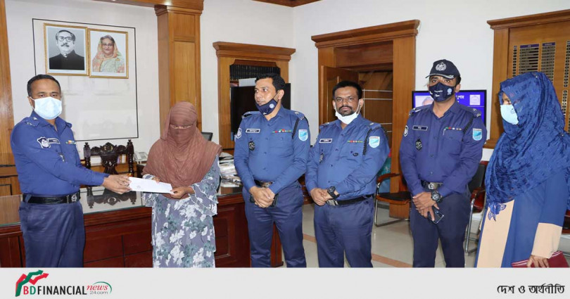 বাস থেকে ধাক্কা দিয়ে ফেলে দেয়া বাক প্রতিবন্ধী নারীকে অর্থ সহায়তা দিলেন ঢাকা জেলা পুলিশ সুপার