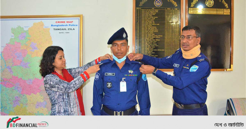 পদোন্নতি প্রাপ্ত পুলিশ সদস্যদের Rank Badge পরালেন টাঙ্গাইলের অতিরিক্ত পুলিশ সুপার