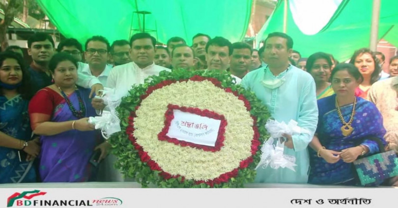সিনিয়র সহকারী সচিব হতে উপসচিব পদে পদোন্নতিপ্রাপ্তরা টুঙ্গিপাড়ায় বঙ্গবন্ধুর সমাধিতে শ্রদ্ধা জানালেন