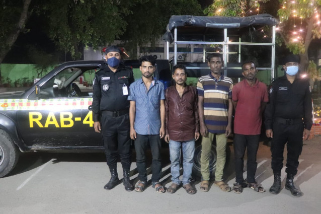 নিখোঁজ হওয়া উদয়ন উচ্চ মাধ্যমিক এর ছাত্রকে উদ্ধার করে অভিভাবকের নিকট হস্তান্তর করলো র্যাব-২