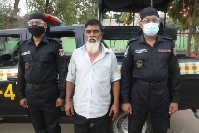 ১৭ কেজি গাঁজাসহ মাদক কারবারি’কে গ্রেফতার করেছে র্যাব-৪ঃ মাইক্রোবাস জব্দ