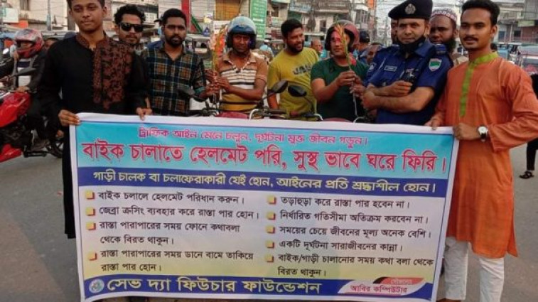 চুয়াডাঙ্গা জেলা ট্রাফিক পুলিশ ও আইনশৃঙ্খলা বাহিনীকে সঙ্গে নিয়ে বাইক চালকদের মাঝে জনসচেতনমূলক কার্যক্রম