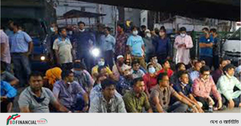 দৈনিক জনকণ্ঠের ৬০ শতাংশ সাংবাদিক-কর্মচারীকে চাকরিচ্যুত : সড়ক অবরোধ করে বিক্ষোভ