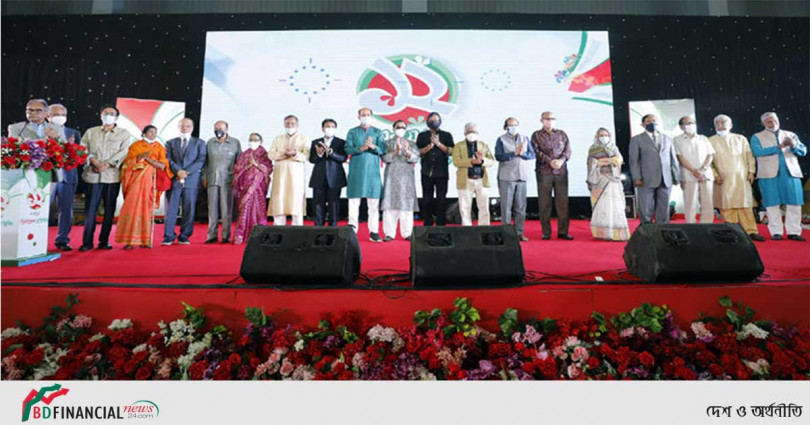 প্রতিষ্ঠাবার্ষিকীতে ১৯ গুণীজনকে সম্মাননা দিয়েছে বাংলাদেশ প্রতিদিন